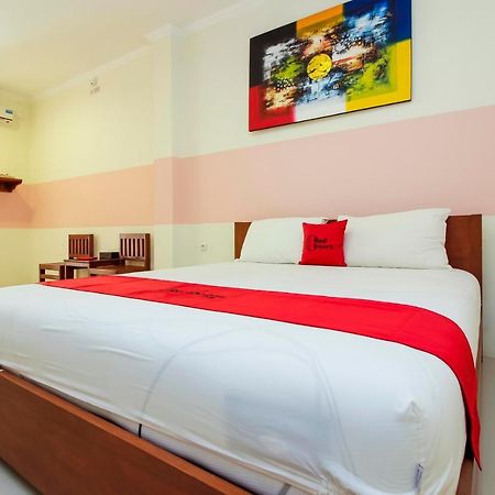 Hotel Reddoorz Near Jalan Jendral Sudirman Manado Esterno foto