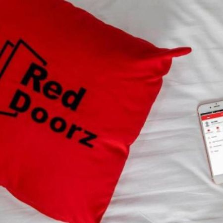 Hotel Reddoorz Near Jalan Jendral Sudirman Manado Esterno foto