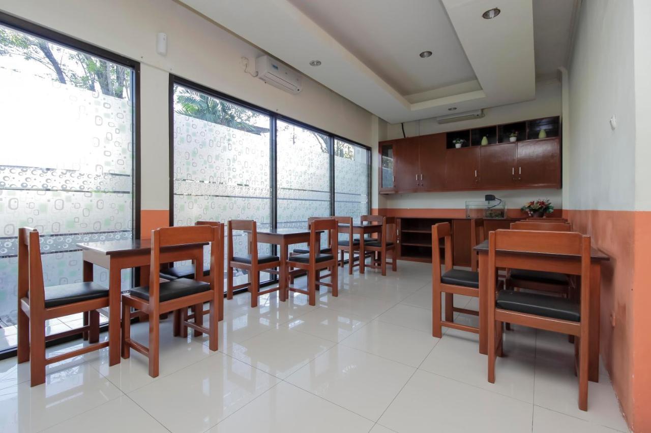 Hotel Reddoorz Near Jalan Jendral Sudirman Manado Esterno foto