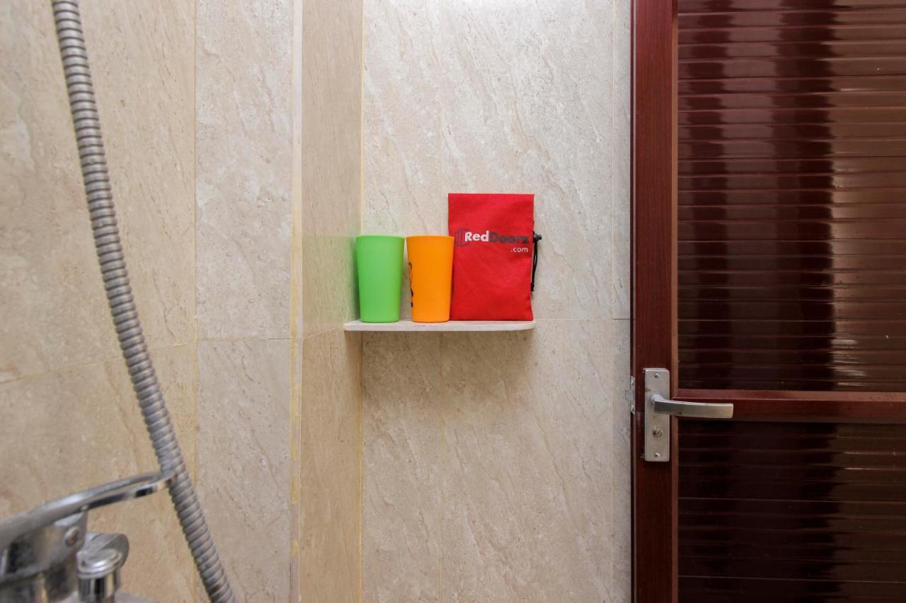 Hotel Reddoorz Near Jalan Jendral Sudirman Manado Esterno foto