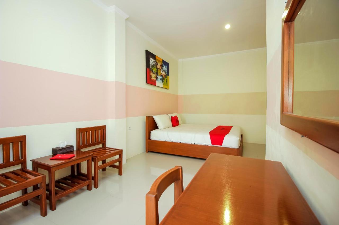 Hotel Reddoorz Near Jalan Jendral Sudirman Manado Esterno foto