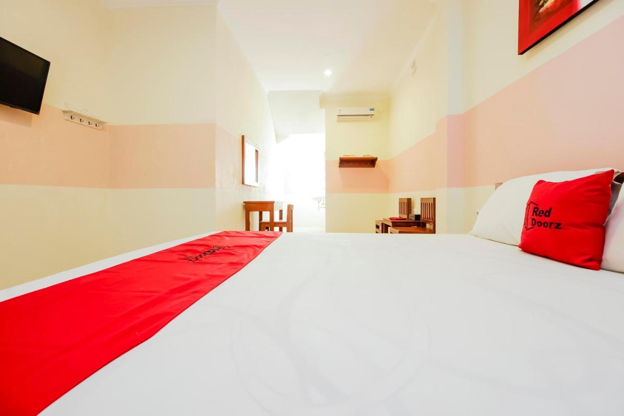 Hotel Reddoorz Near Jalan Jendral Sudirman Manado Esterno foto
