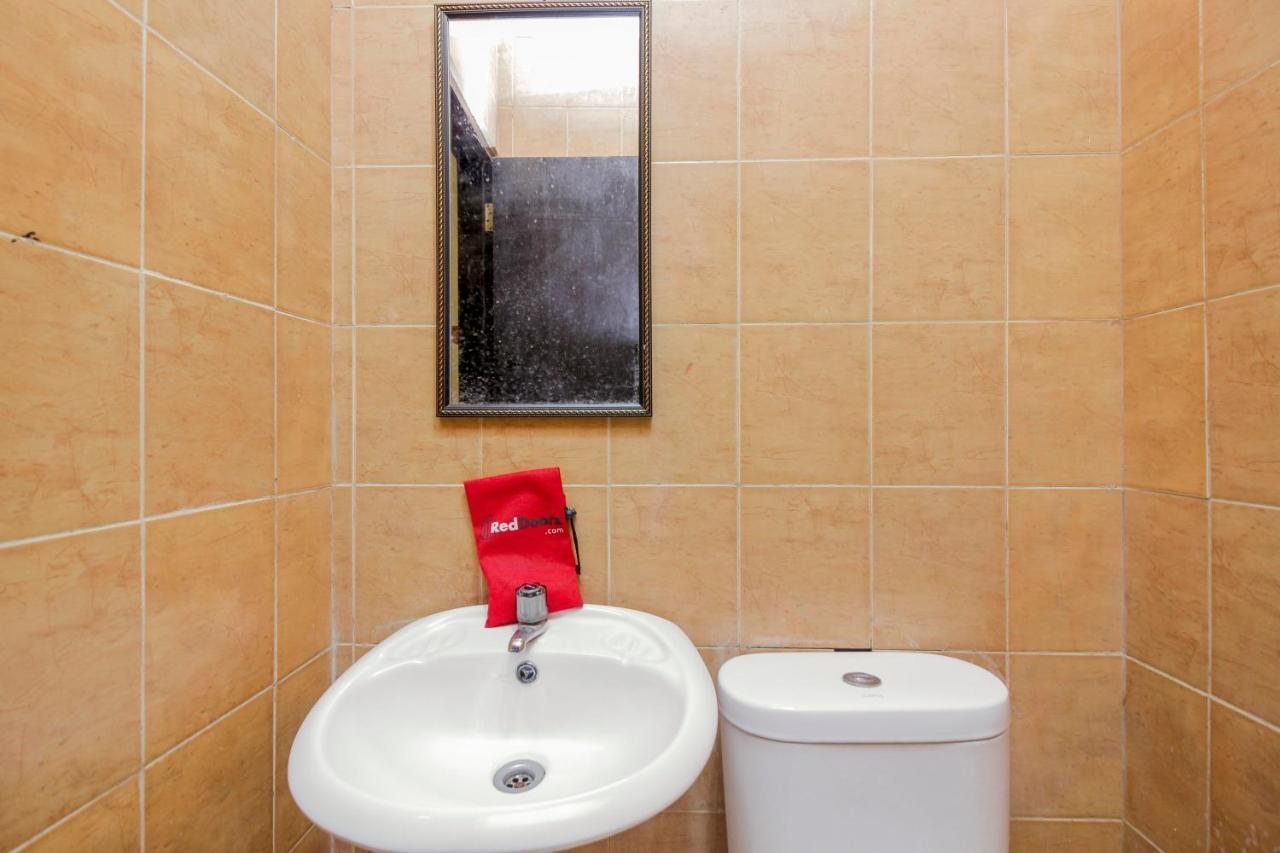 Hotel Reddoorz Near Jalan Jendral Sudirman Manado Esterno foto