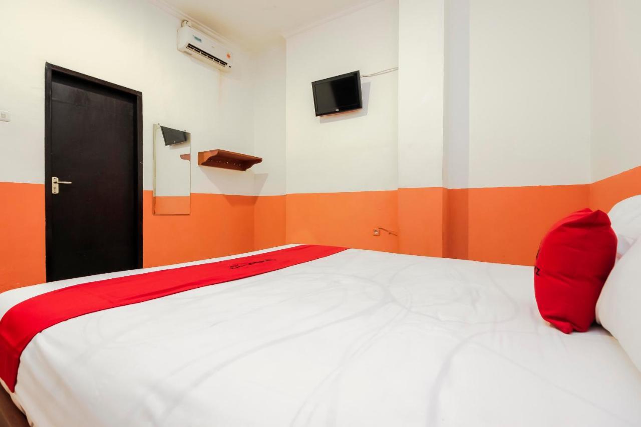 Hotel Reddoorz Near Jalan Jendral Sudirman Manado Esterno foto