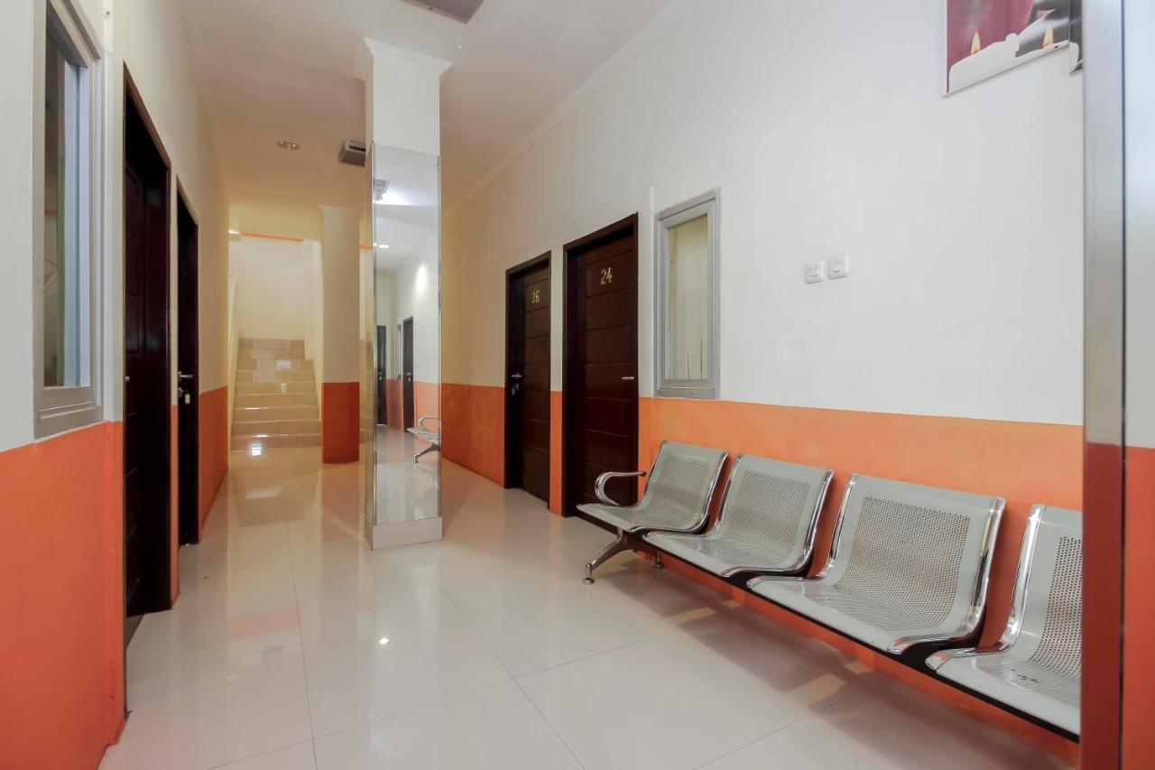 Hotel Reddoorz Near Jalan Jendral Sudirman Manado Esterno foto