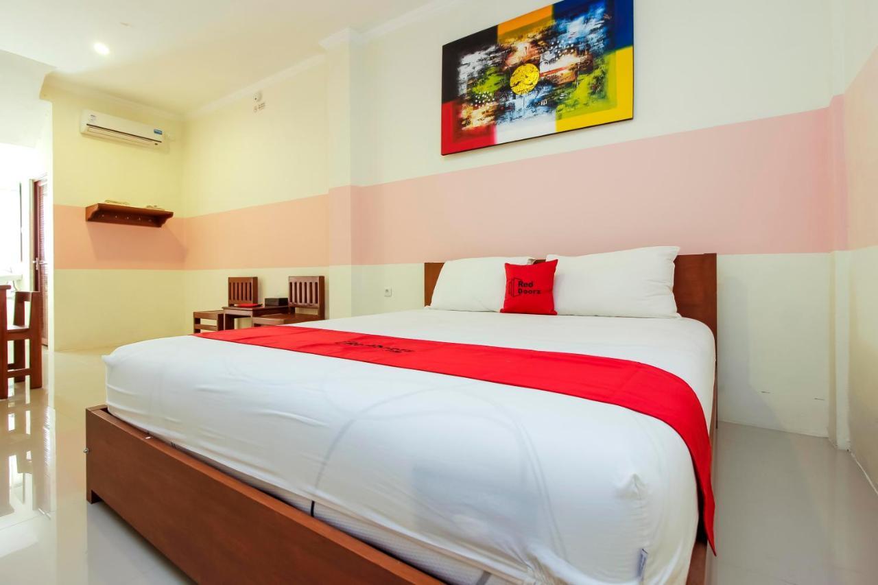 Hotel Reddoorz Near Jalan Jendral Sudirman Manado Esterno foto