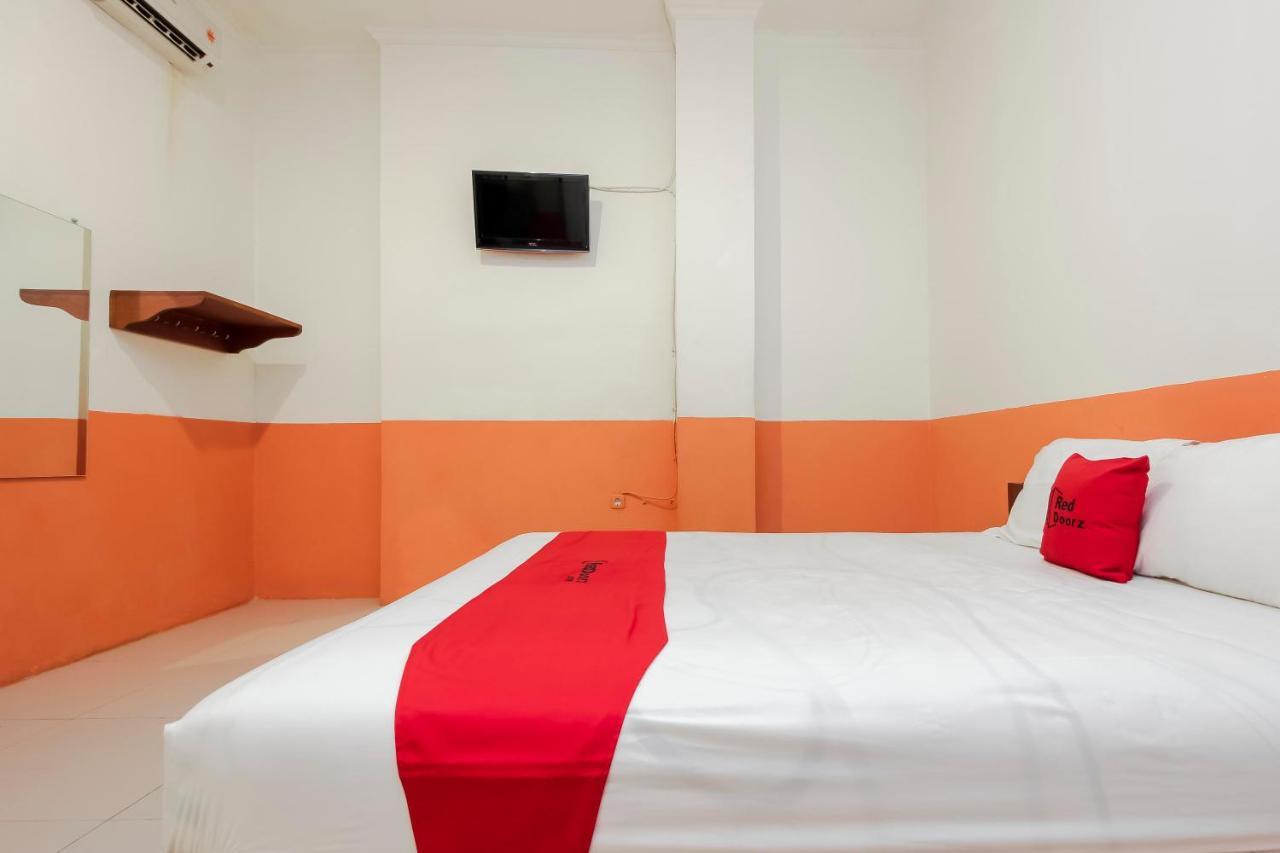 Hotel Reddoorz Near Jalan Jendral Sudirman Manado Esterno foto