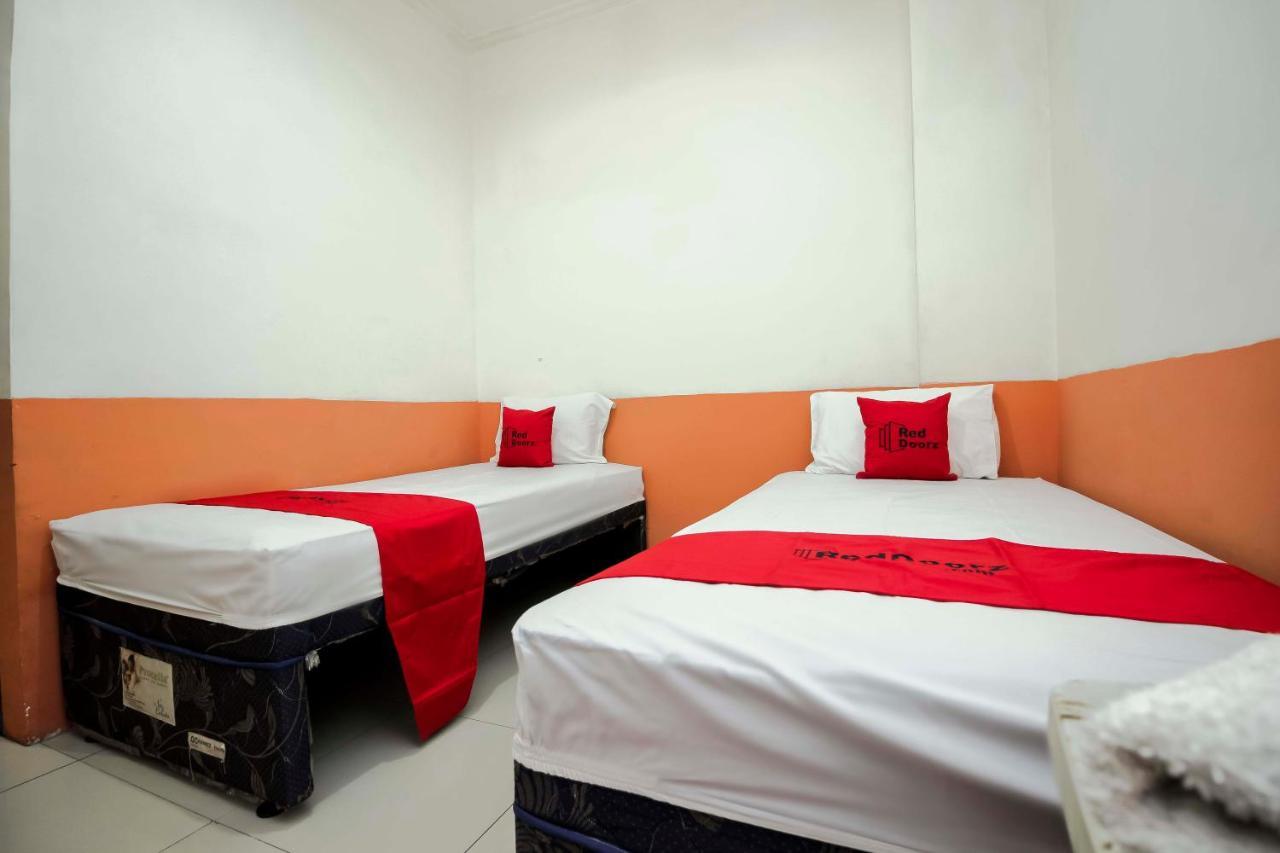Hotel Reddoorz Near Jalan Jendral Sudirman Manado Esterno foto