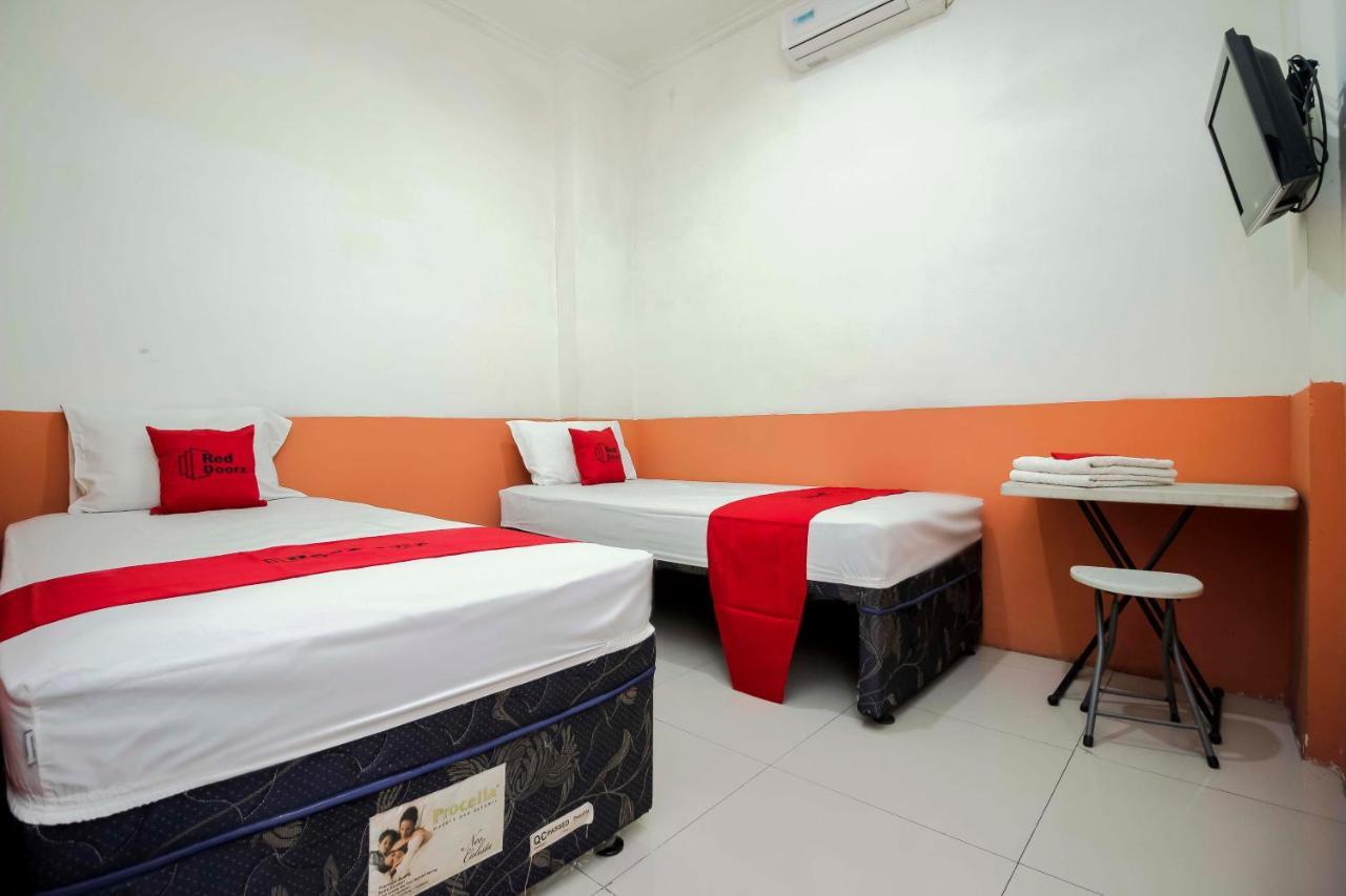 Hotel Reddoorz Near Jalan Jendral Sudirman Manado Esterno foto