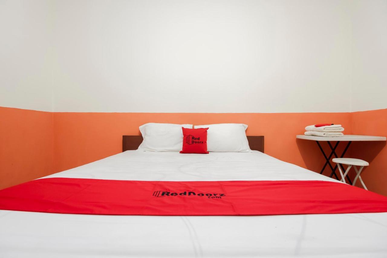 Hotel Reddoorz Near Jalan Jendral Sudirman Manado Esterno foto