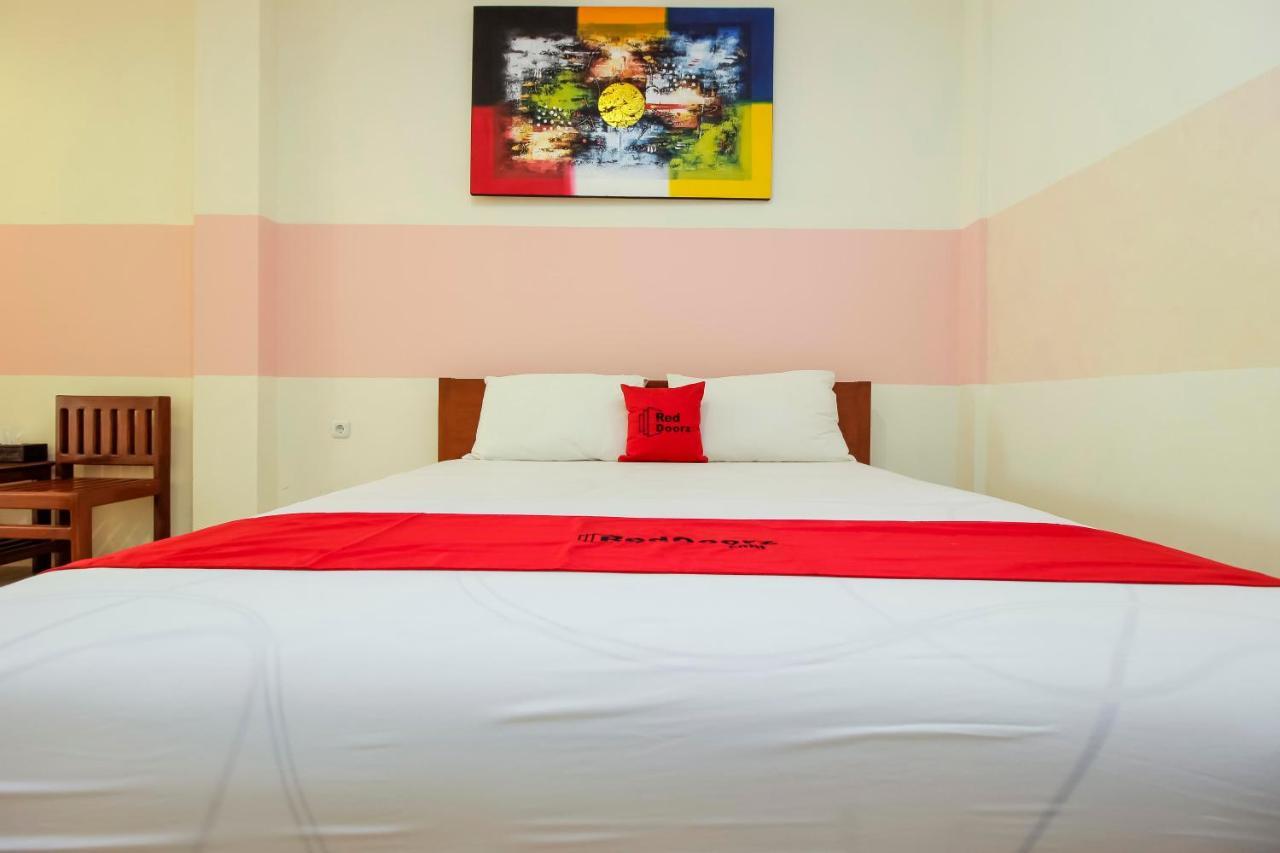Hotel Reddoorz Near Jalan Jendral Sudirman Manado Esterno foto