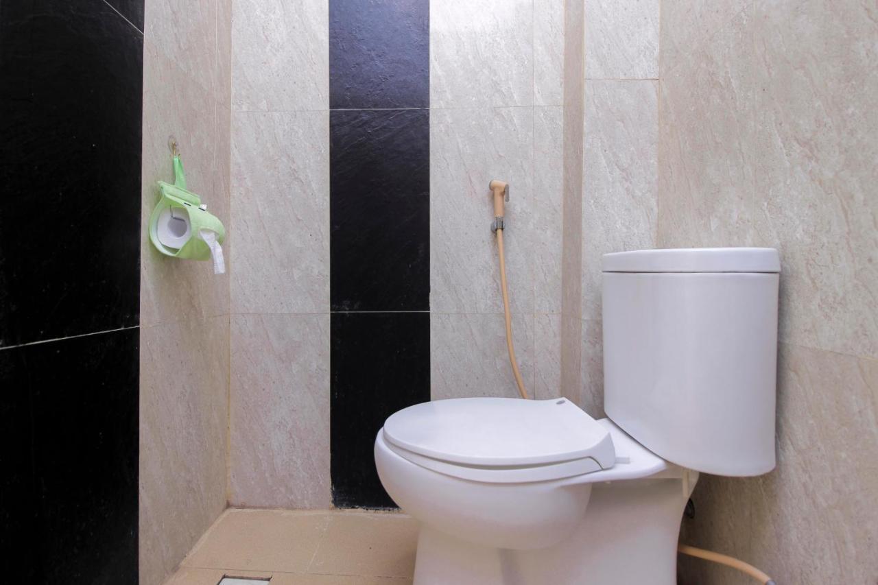 Hotel Reddoorz Near Jalan Jendral Sudirman Manado Esterno foto
