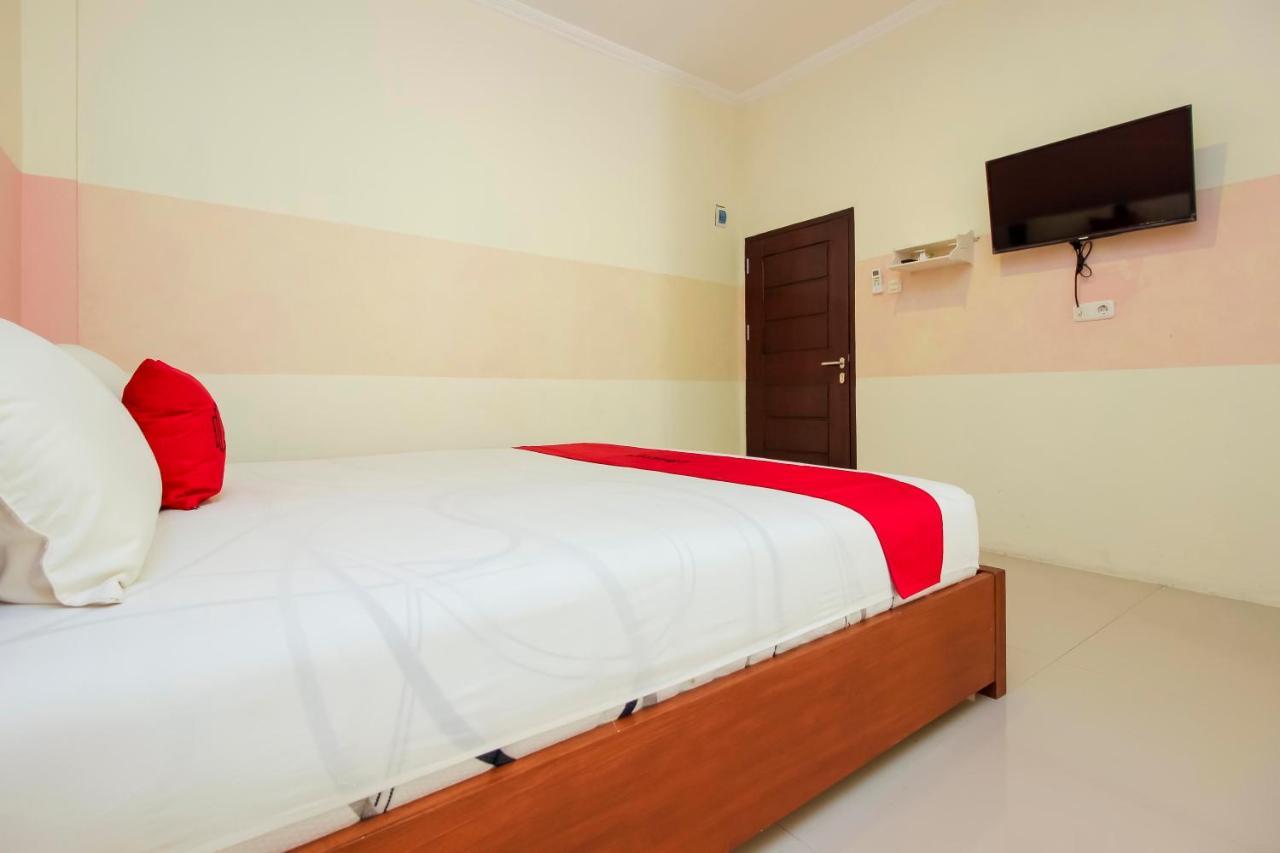 Hotel Reddoorz Near Jalan Jendral Sudirman Manado Esterno foto