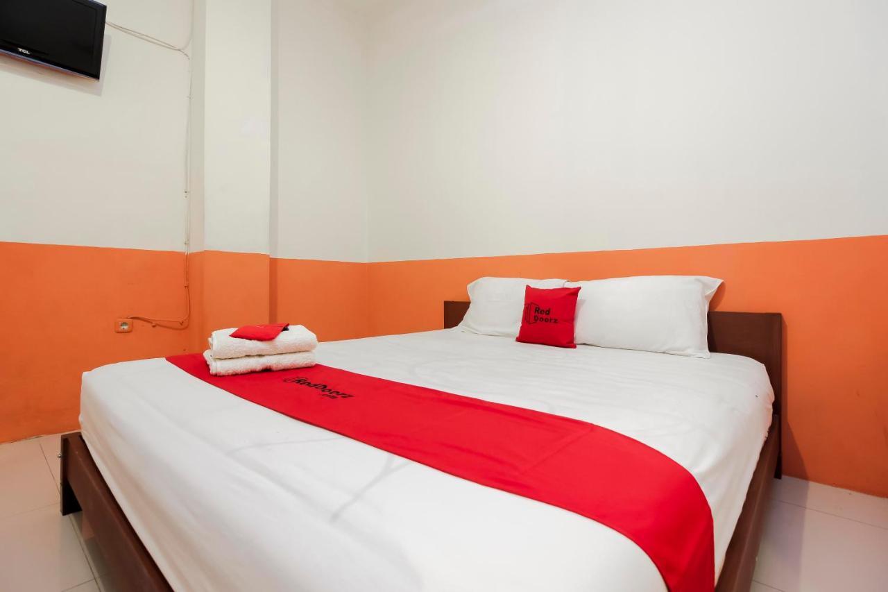 Hotel Reddoorz Near Jalan Jendral Sudirman Manado Esterno foto