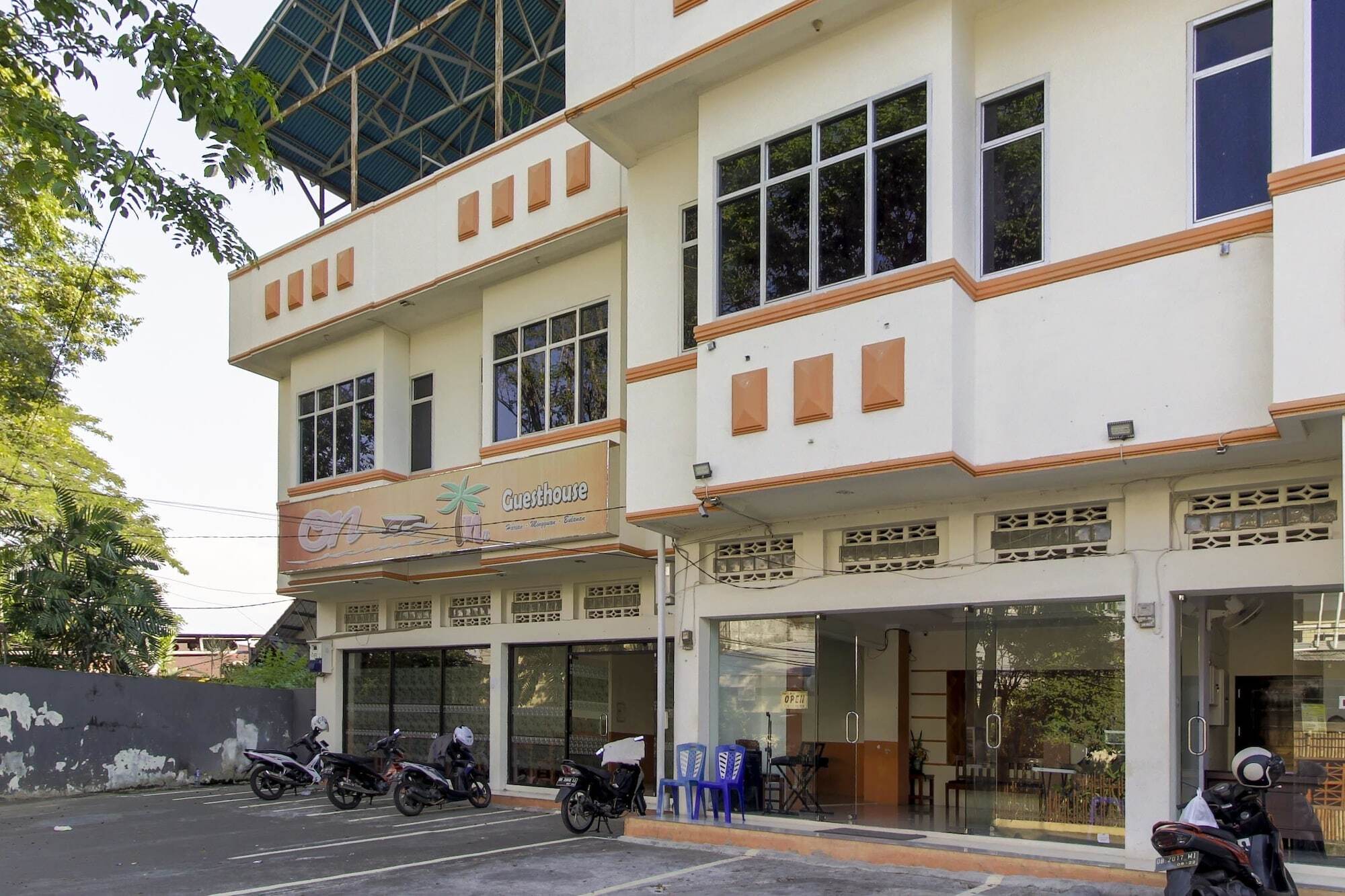 Hotel Reddoorz Near Jalan Jendral Sudirman Manado Esterno foto